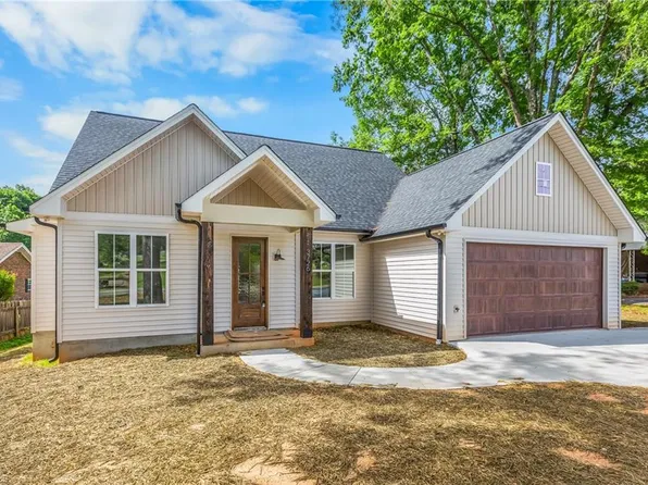 3726 Yadkinville Rd, Winston Salem, NC 27106