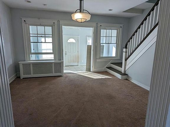 2nd image of 1915 Colonial St