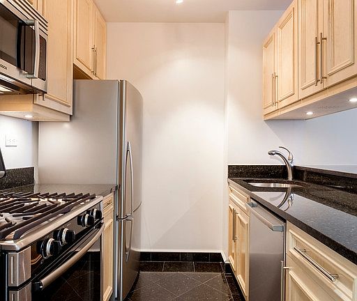 3rd image of 145 W 67th St APT 25B