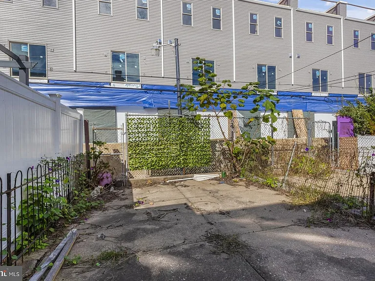 3218 E Thompson St — Photo 12