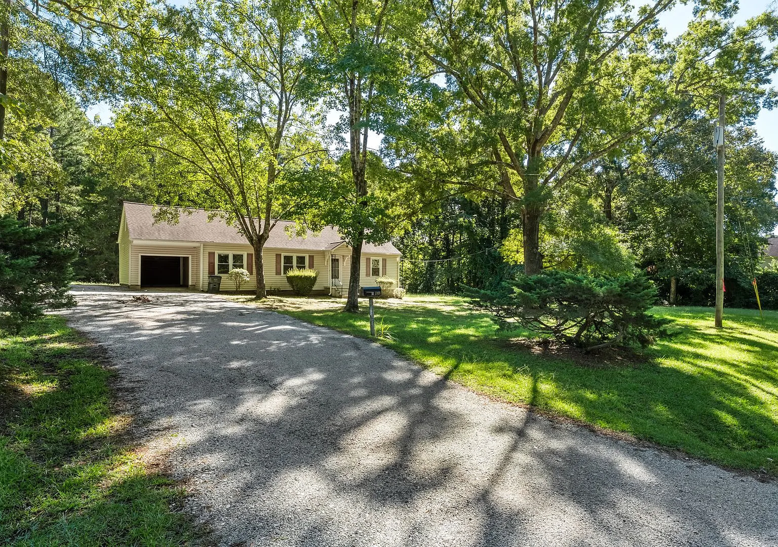 3 Bedroom House on One Acre of Land - Lawn Care Included! — Photo 1