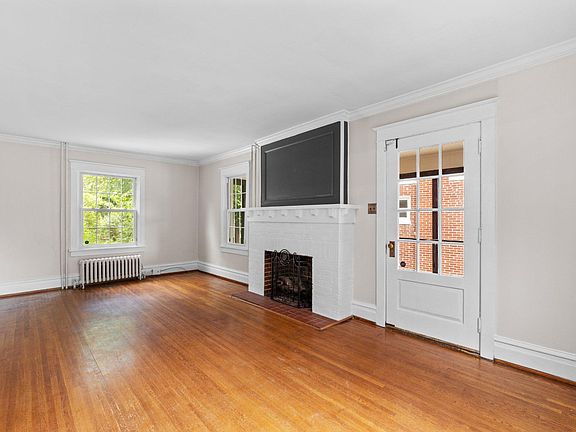 5th image of 58 E Irvin Ave