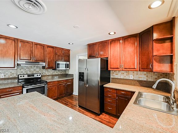 5th image of 4240 E Pinecrest Cir