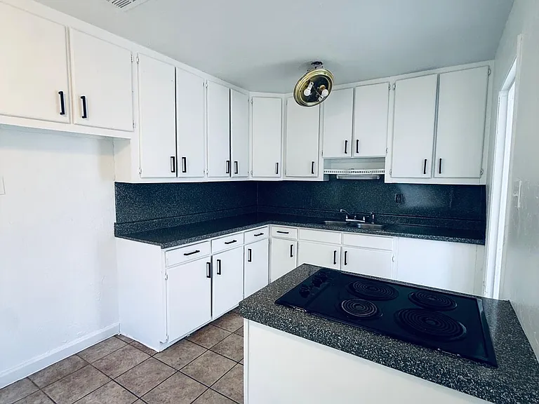 326 E Harmon Dr — Photo 2