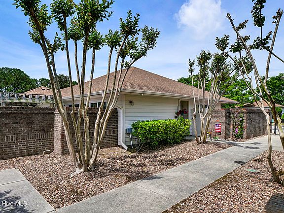 5th image of 915 Summerlin Falls Court
