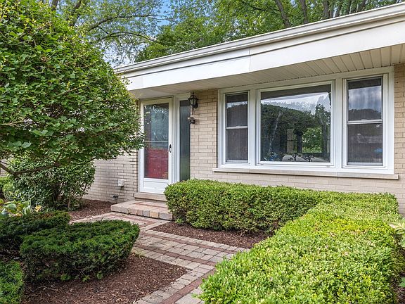 3rd image of 17 Country Squire Ct