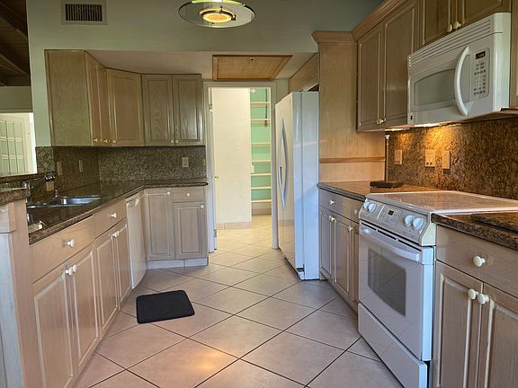 5th image of 657 Manor Dr