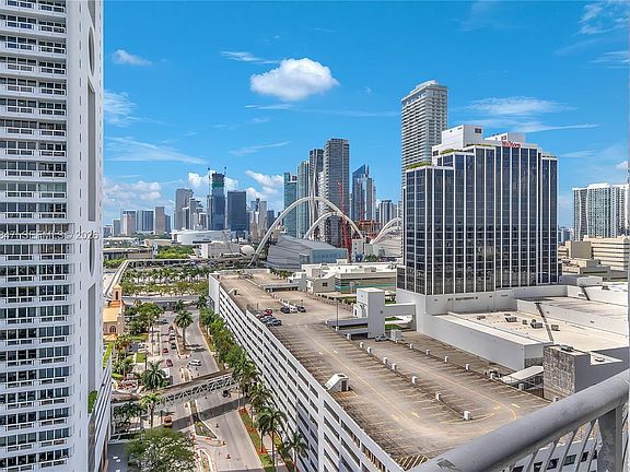 3rd image of 1750 N Bayshore Dr APT 2004