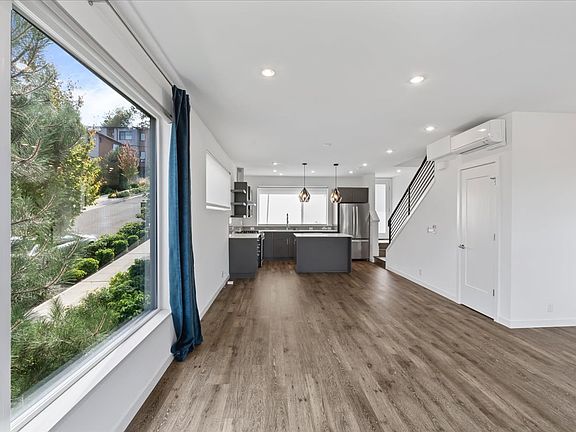 2nd image of 3821 S Cloverdale St