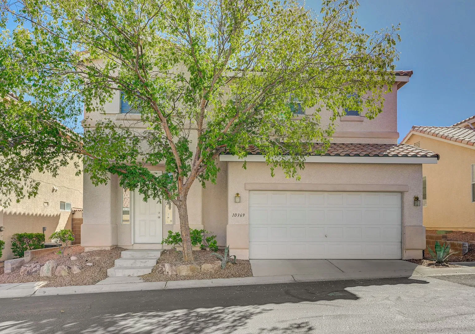 Spacious 3-bedroom with huge loft, 2.5-bath home located in the gated Stonecliff community — Photo 1