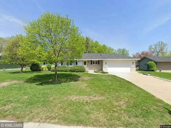 176 Highland Dr, Chaska, MN 55318