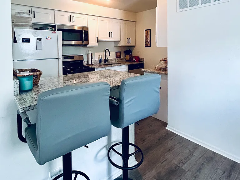 149 Meadowbrook Ln #B — Photo 2