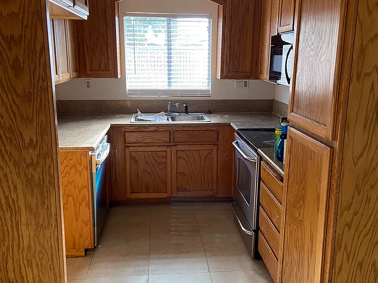 769 Ainsley Ave — Photo 2
