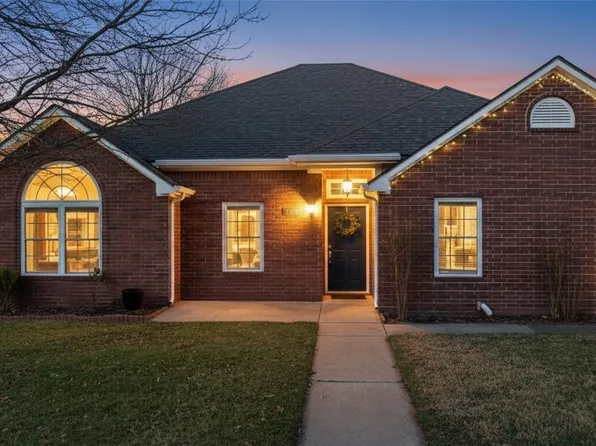 3900 SW Maple Rd, Bentonville, AR 72713