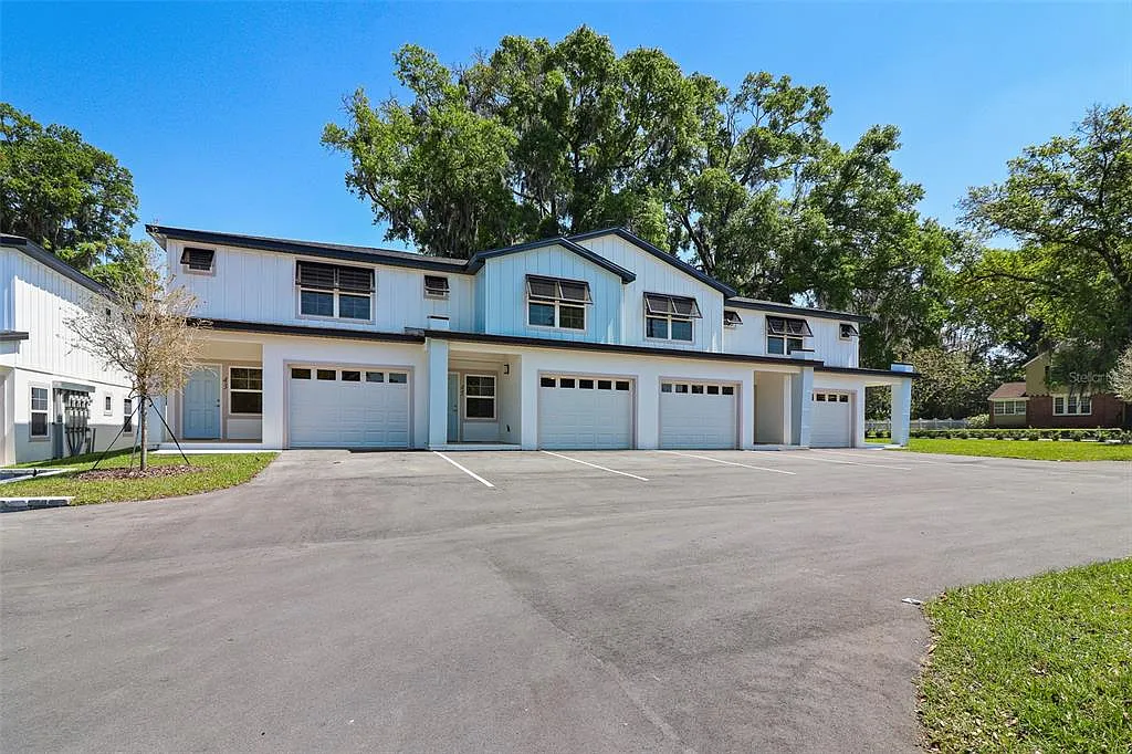 3 bed, 2.5 bath, 1900 sqft, $2,300 — Photo 1