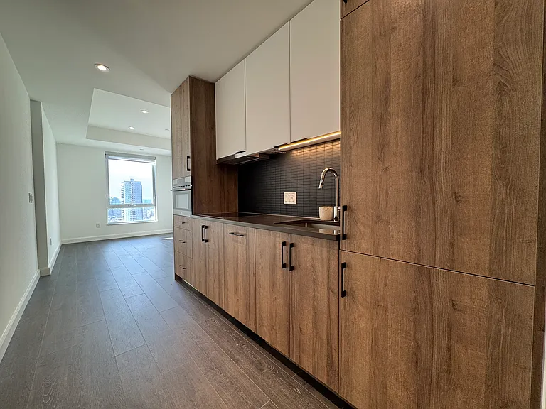 741 King St W #1304 — Photo 4