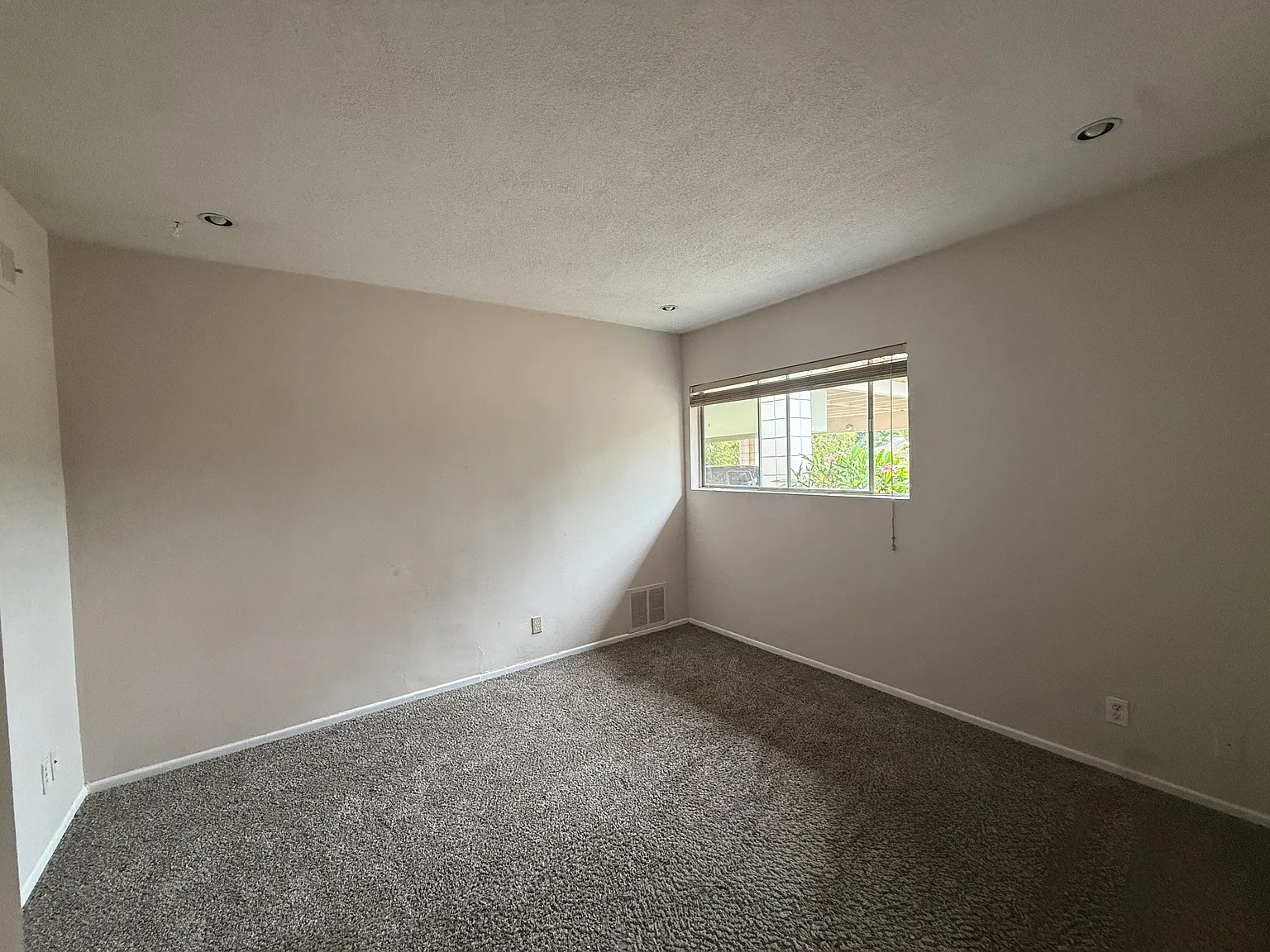 4 bed, 2200 sqft, $1,150 — Photo 3