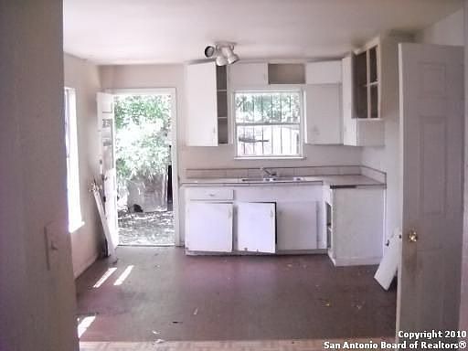 4th image of 223 Blue Bonnet St