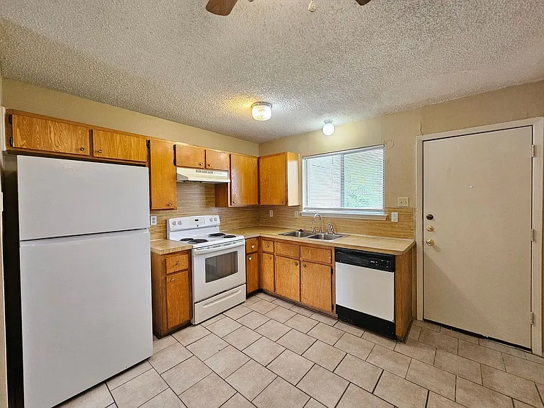1305 Quail Cir #B — Photo 4