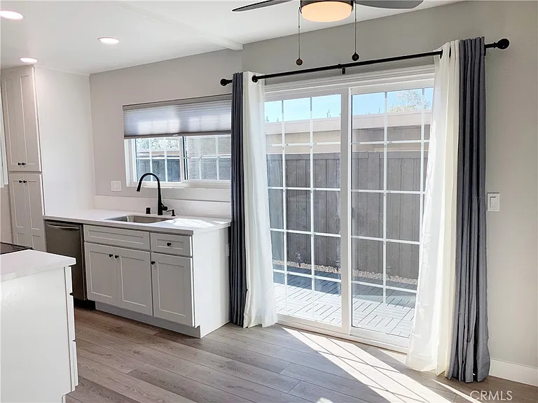55 Streamwood — Photo 4