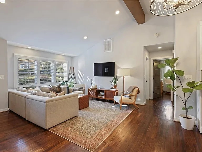 1681 Bristol Dr — Photo 3