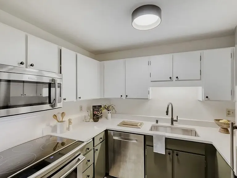 2501 Canterbury Ln E #215 — Photo 8