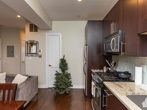 3rd image of 1504 W Roscoe St Floor T2w