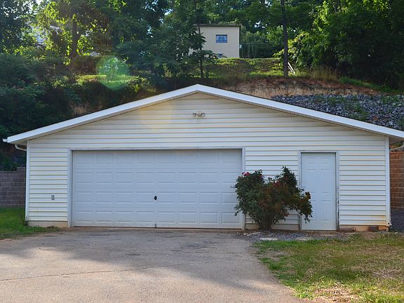 2nd image of 412 Peery St