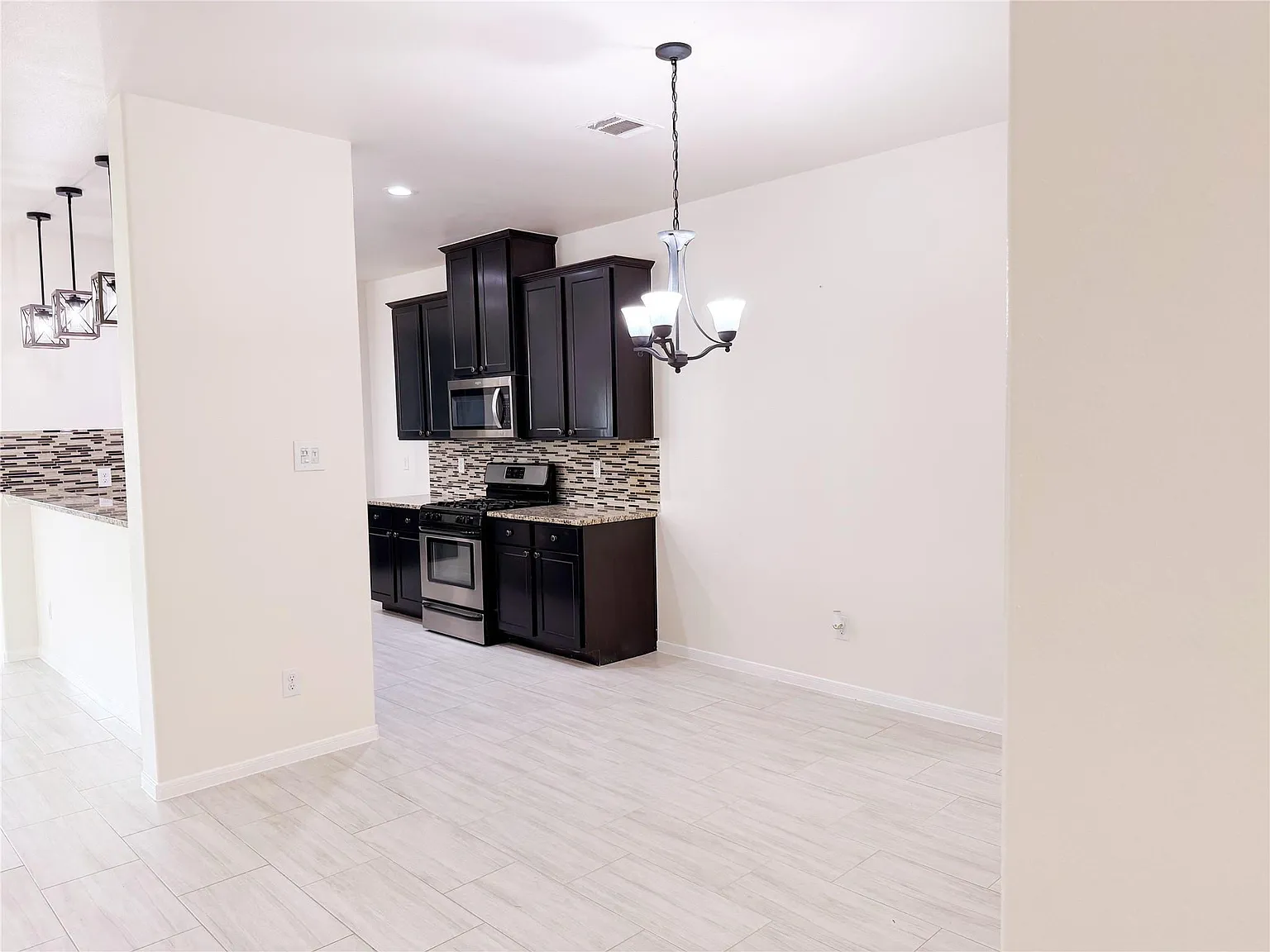 3 bed, 2.0 bath, 1673 sqft, $1,900 — Photo 4