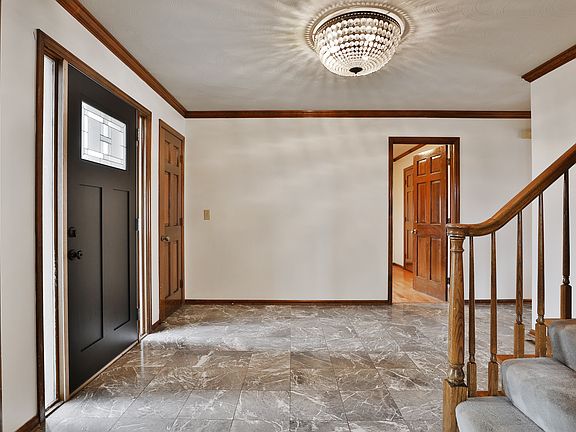 3rd image of 453 Buckhorn Ct