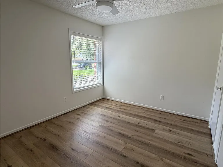 2211 Brook View Ln — Photo 11