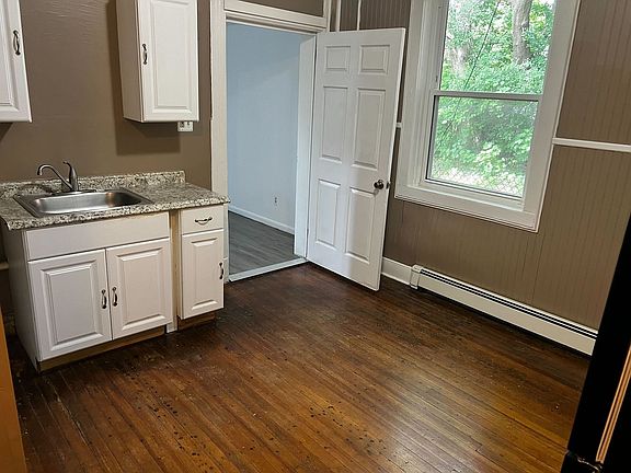 4th image of 138 Morton Ave APT 2