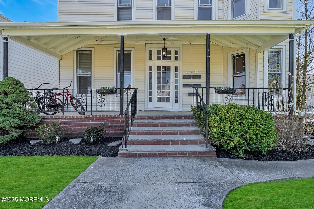 Building Photo - 616 4th Ave #1