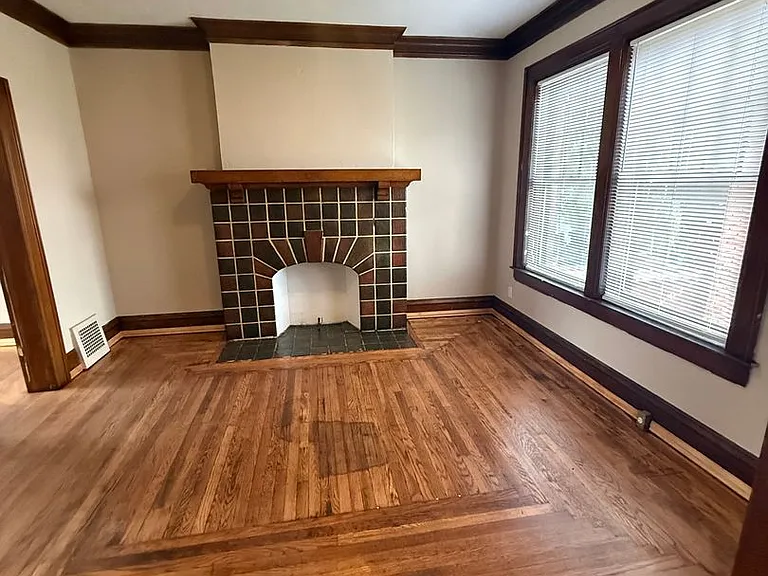 1422 Lewis St — Photo 1