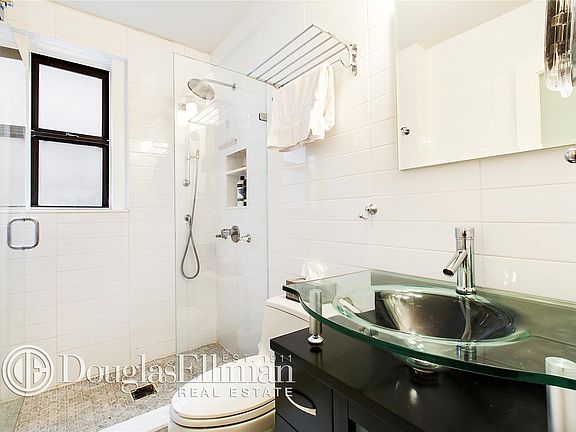 5th image of 225 E 79th St APT 5D