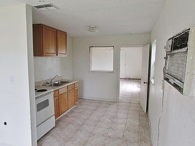 3rd image of 605 2nd Ave