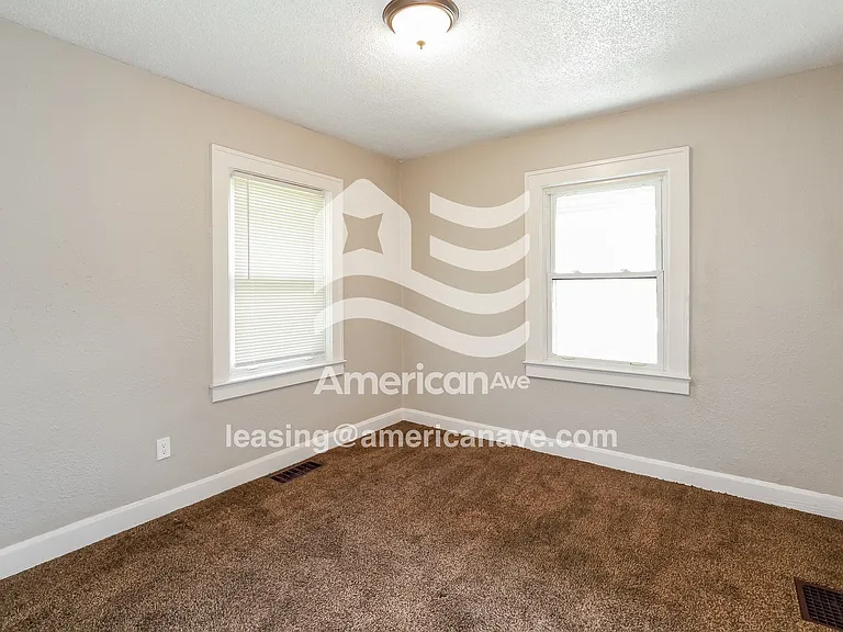 1472337_012_bedroom_13925843.jpg