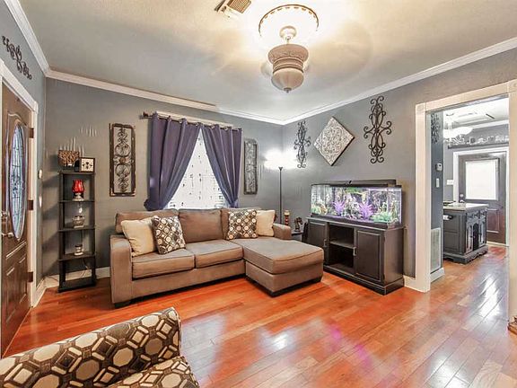 5th image of 427 Pecan St