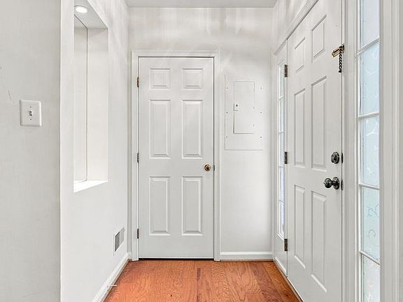 4th image of 940 Harrison Cir