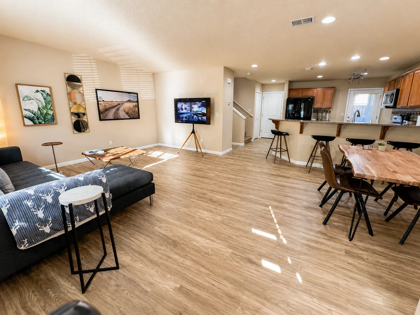 3 bed, 2.5 bath, 1528 sqft, $3,500 — Photo 2