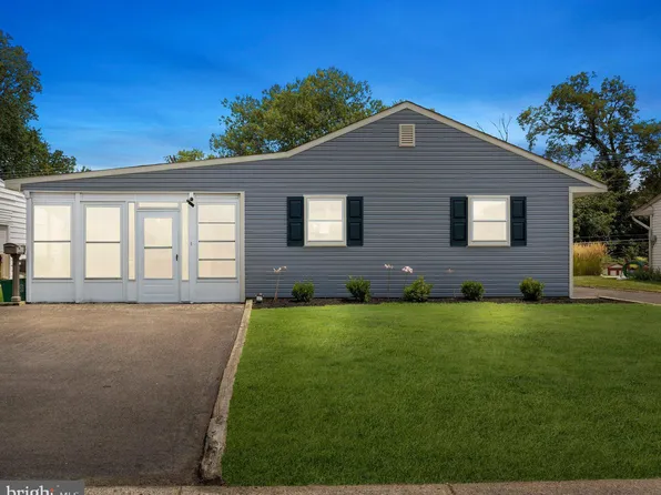 506 Parkway Dr, Fairless Hills, PA 19030