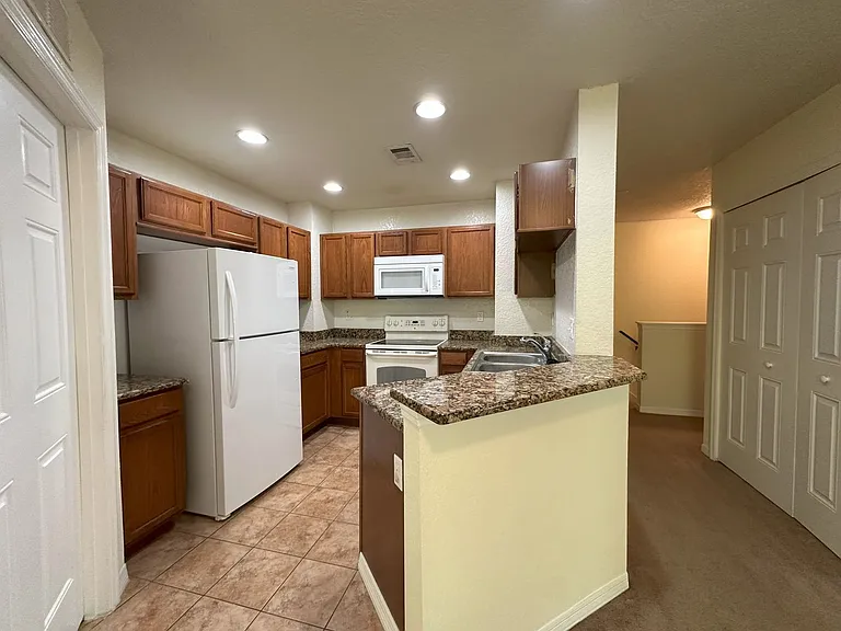4600 E Moody Blvd #10H — Photo 8