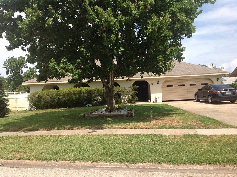 Front view from street
						:
						Big oak tree in front yard