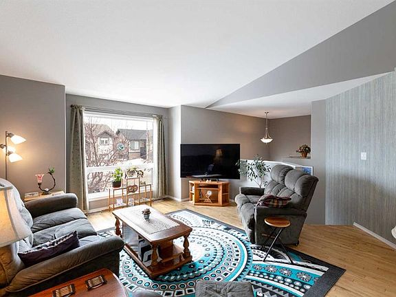 4th image of 10 S Hawthorne Way