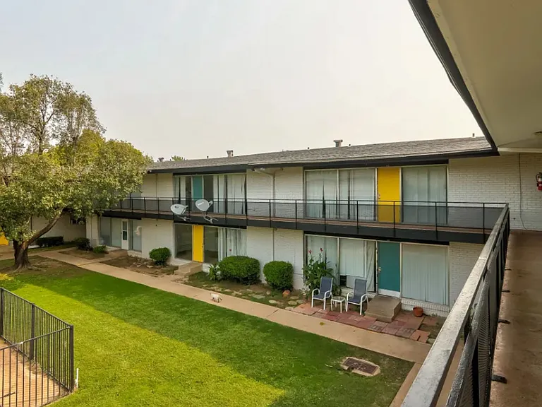 Crestpark Apartments — Photo 10