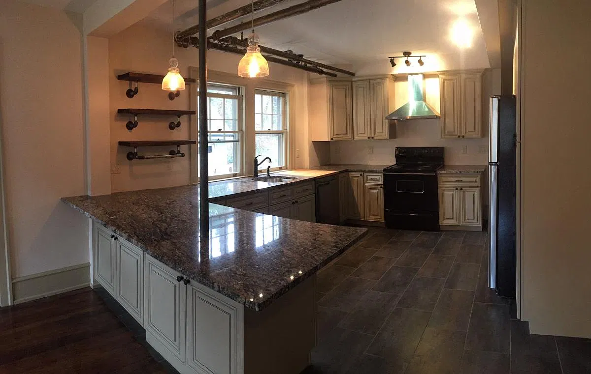 Chef's kitchen with dining pennisula