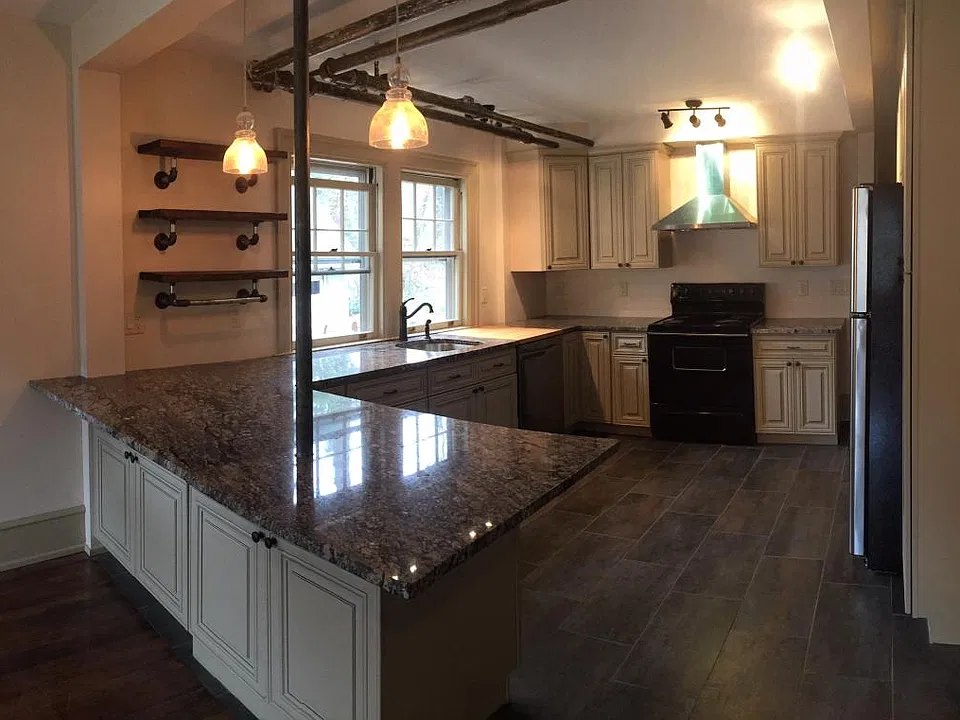 Chef's kitchen with dining pennisula