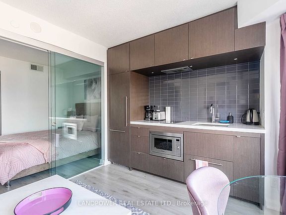 4th image of 155 Yorkville Ave #2106
