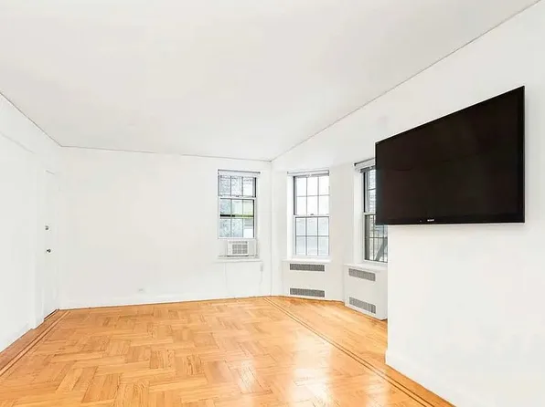 25 Minetta Ln APT 2L, New York, NY 10012