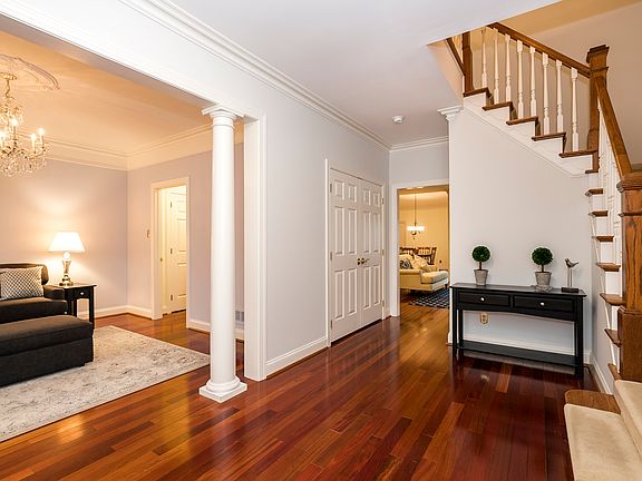 5th image of 582 Gramercy Ln